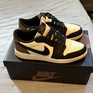 Nike Men's Black and White Low-Top Sneakers